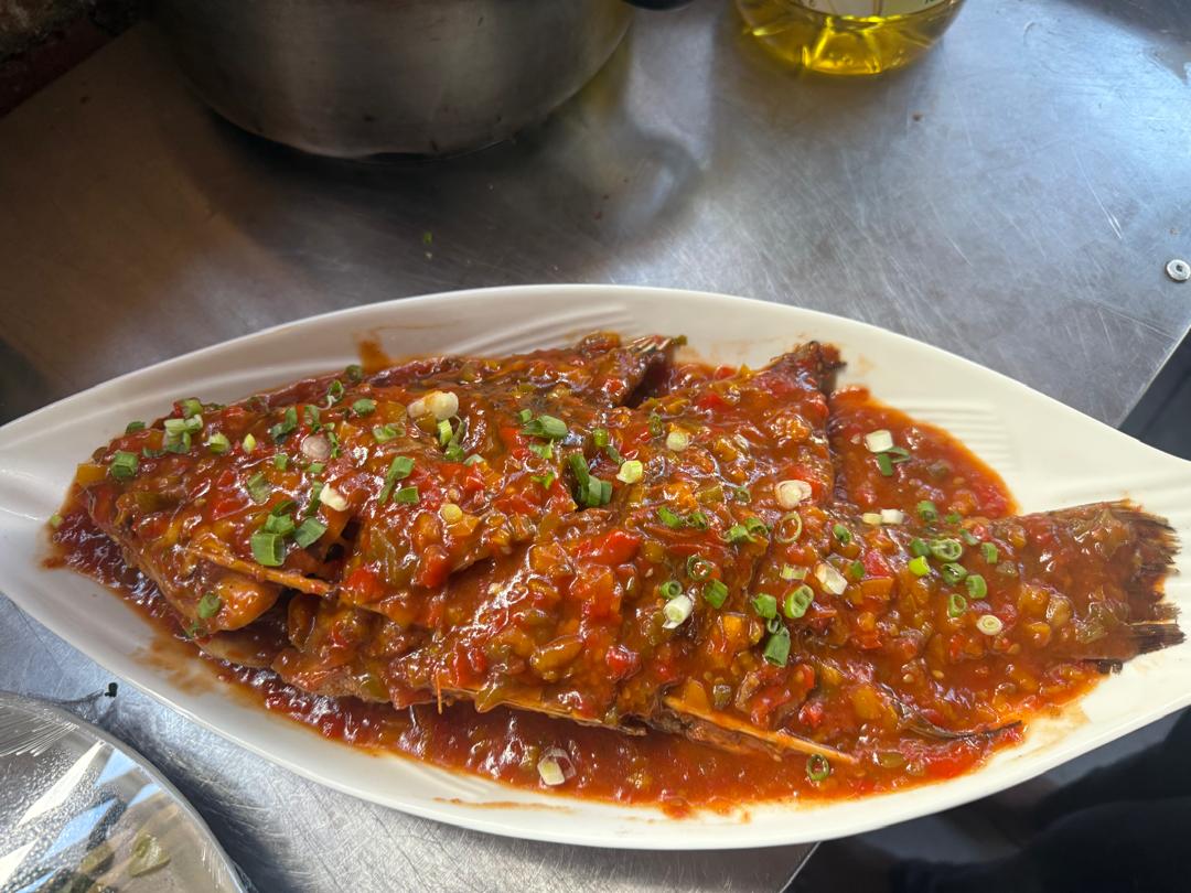 Whole bream in tomato gravy